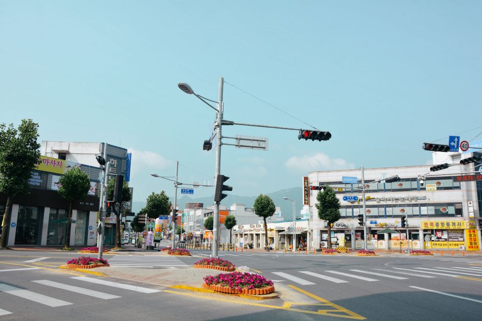 지방 중소도시의 공동화는 통계보다 거리에서 먼저 체감된다.