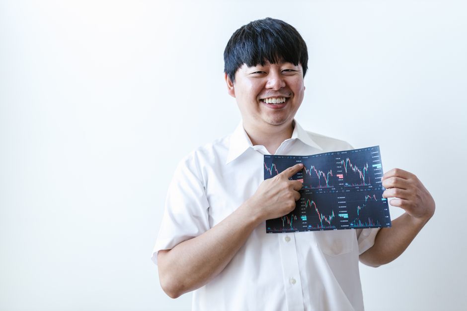 청년 투자자가 세제 조건과 투자 대상을 확인하는 모습